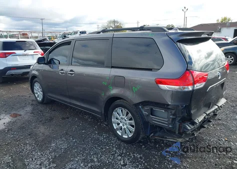 2011 Toyota Sienna Limited z USA, uszkodzony, nr VIN 5TDDK3DC2BS028979
